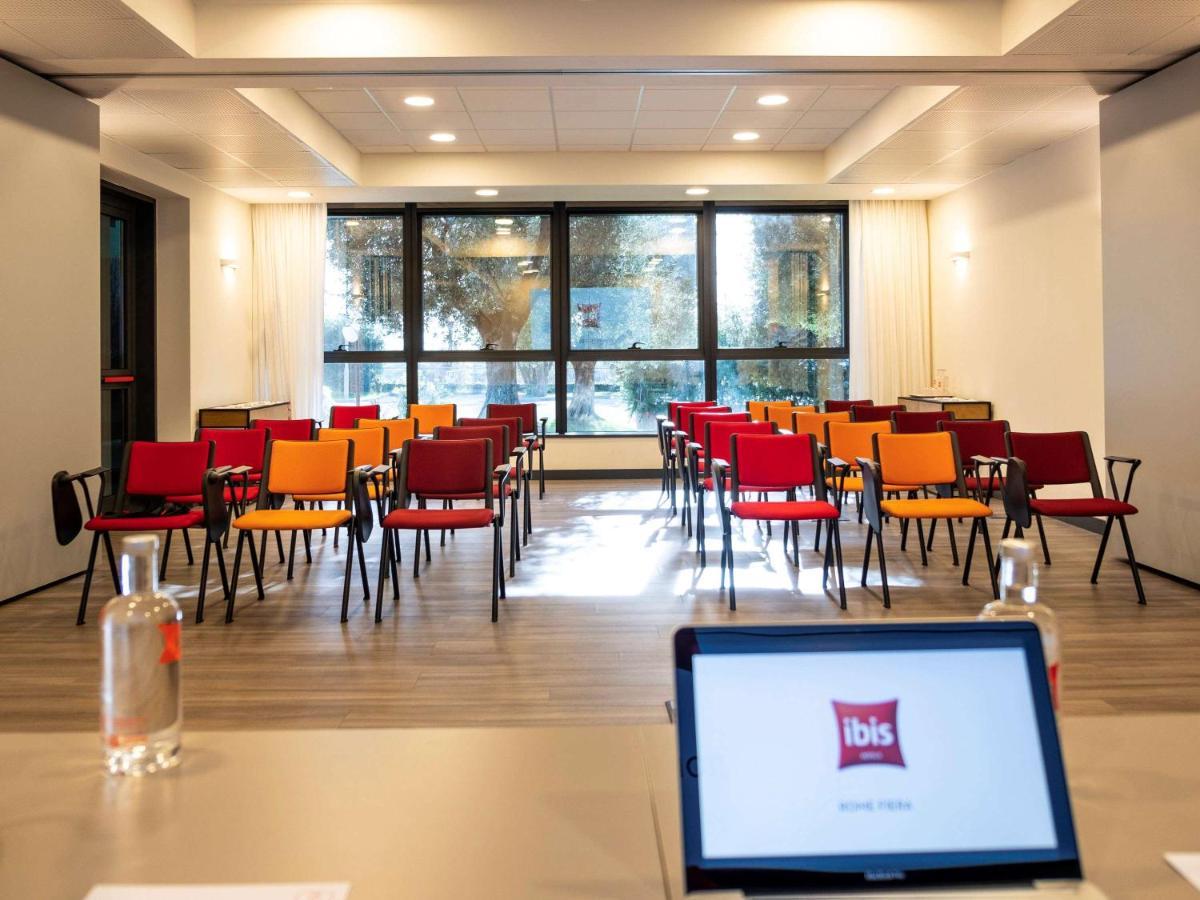 Ibis Roma Fiera Hotel Bagian luar foto