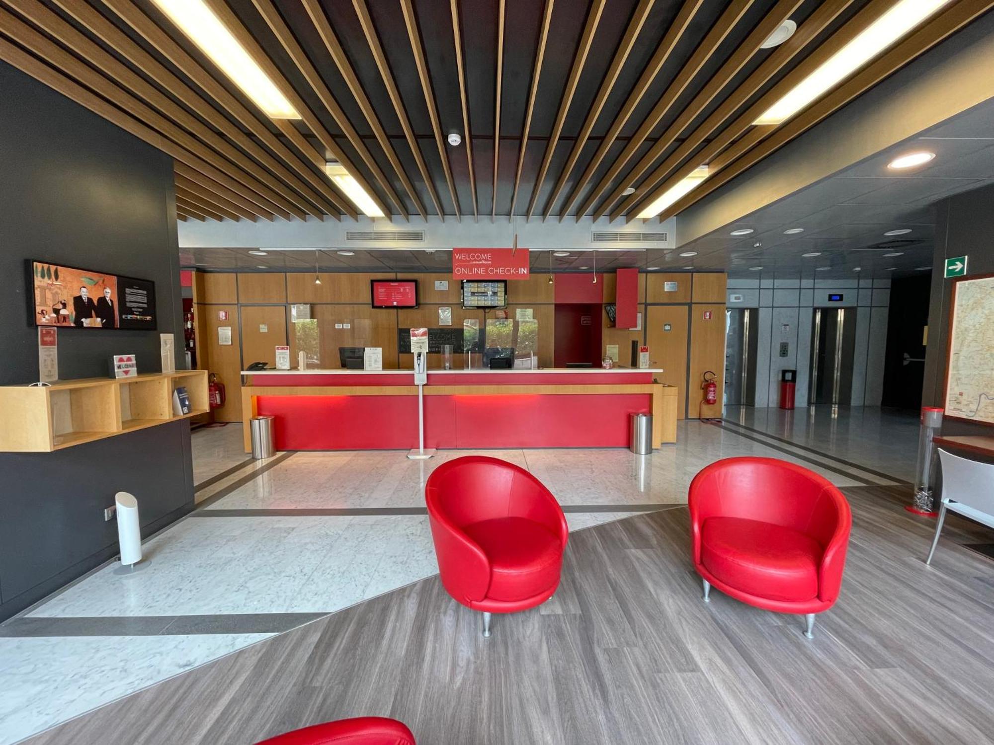 Ibis Roma Fiera Hotel Bagian luar foto